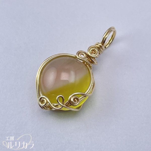 ガラス 薄桃~黄色グラデ フカネ巻き®︎ワイヤーラップペンダントトップ