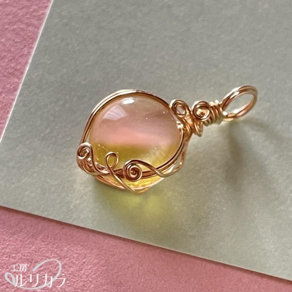 ガラス 薄桃~黄色グラデ フカネ巻き®︎ワイヤーラップペンダントトップ