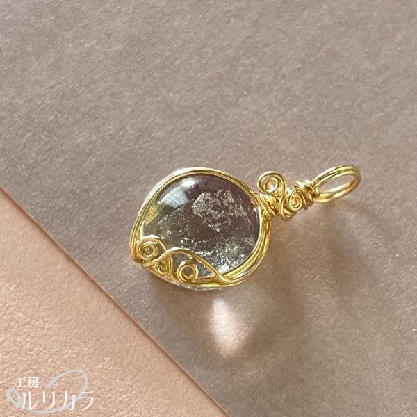 ガラス 薄紫×白色 フカネ巻き®︎ワイヤーラップペンダントトップ