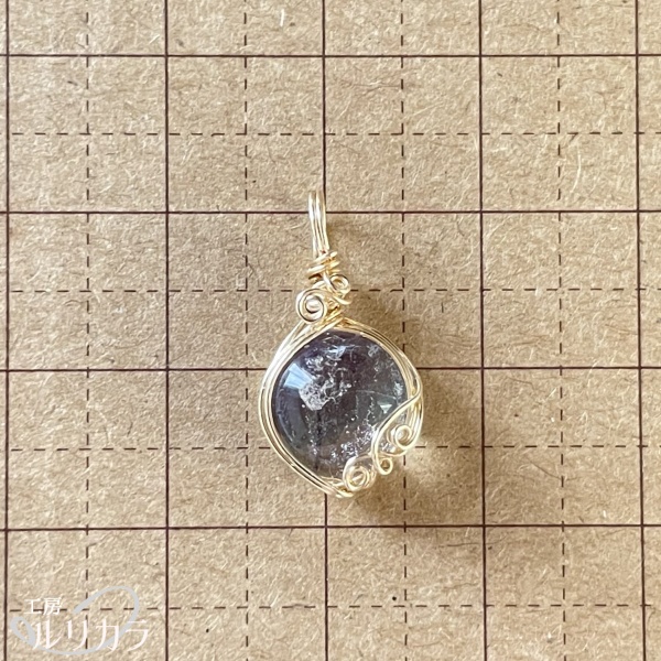 ガラス 薄紫×白色 フカネ巻き®︎ワイヤーラップペンダントトップ