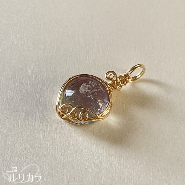 ガラス 薄紫×白色 フカネ巻き®︎ワイヤーラップペンダントトップ