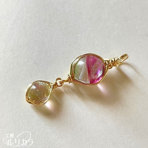 ガラス ピンク×緑+ペールイエロー フカネ巻き®︎ワイヤーラップ連結ペンダントトップ