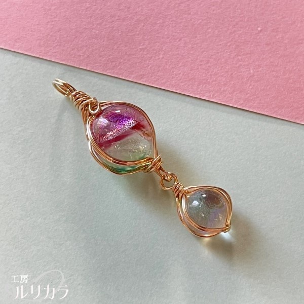 ガラス ピンク×緑+ペールイエロー フカネ巻き®︎ワイヤーラップ連結ペンダントトップ