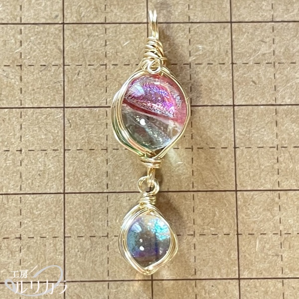 ガラス ピンク×緑+ペールイエロー フカネ巻き®︎ワイヤーラップ連結ペンダントトップ