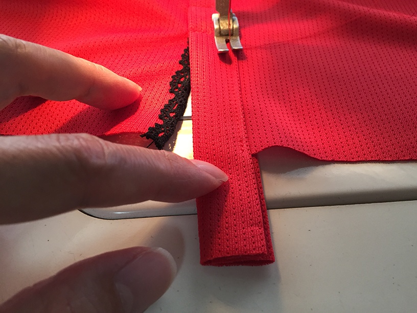 【1点もの・デザイン画付き】ベルト付きゴブラン織り切り替えドットクールニットシャツ型ワンピース(KOJI TOYODA)