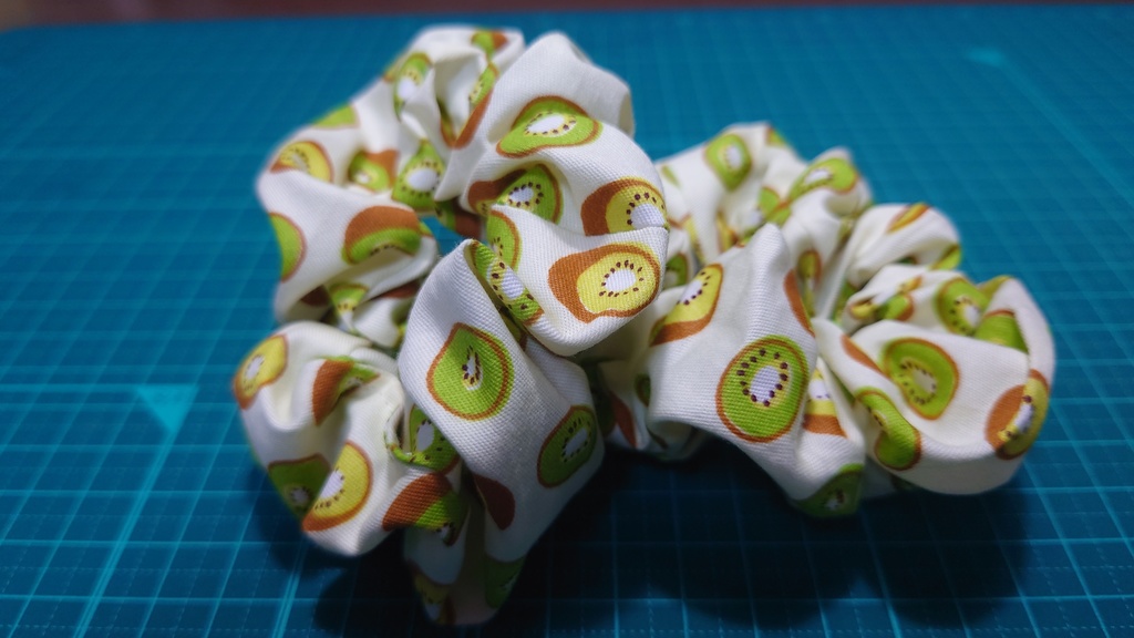 フルーツ柄シュシュ