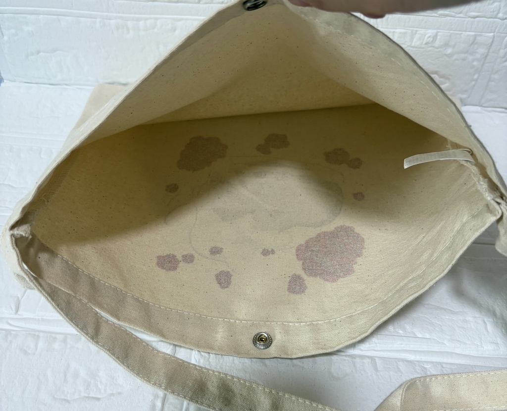 クラシカルロリータの金髪少女のサコッシュ