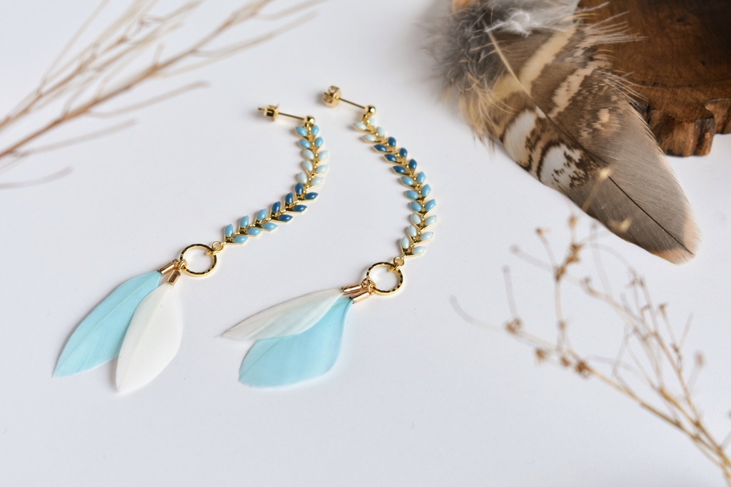 トリの羽飾りイヤリング
