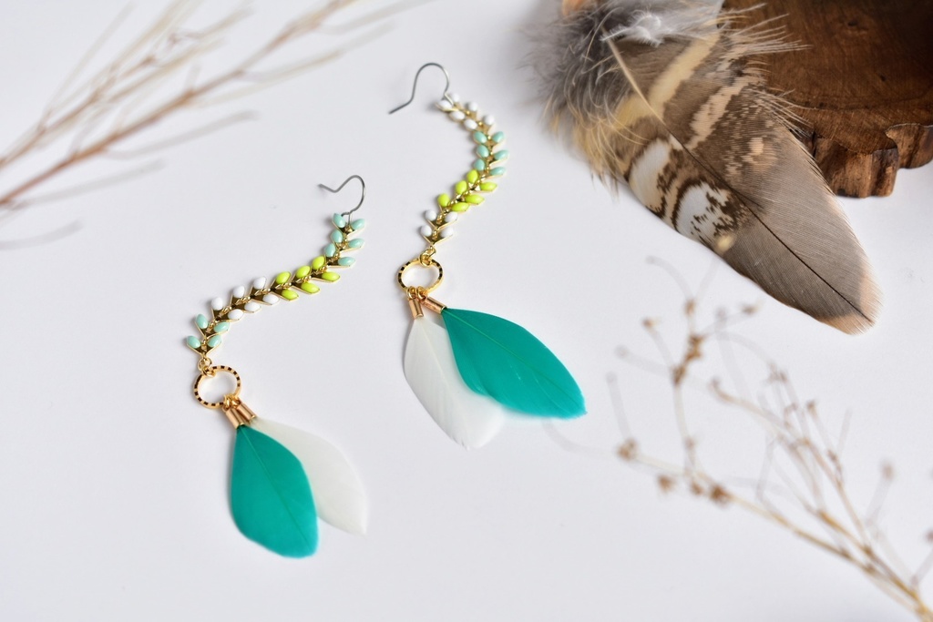 トリの羽飾りイヤリング