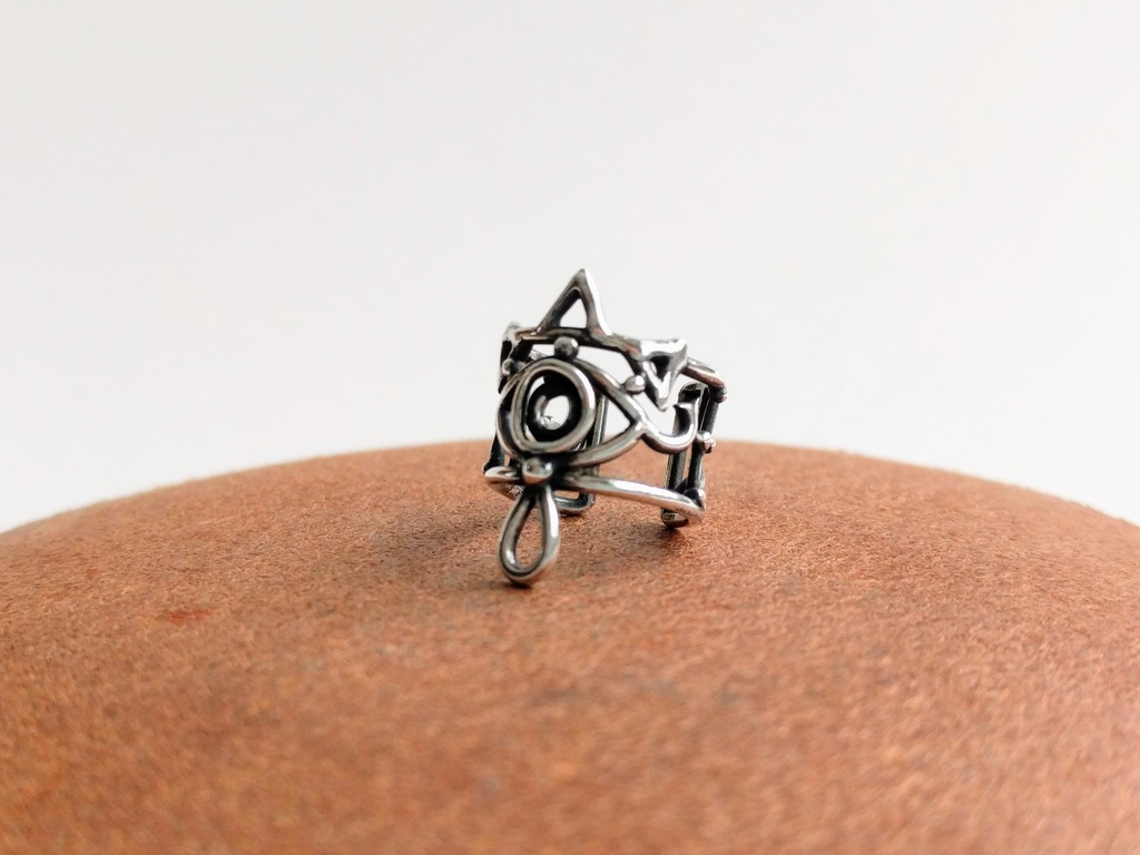 紋章イヤーカフ