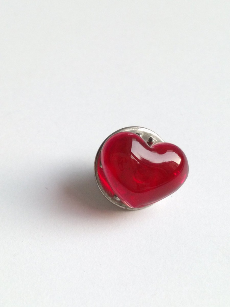 ハートのピンバッジ