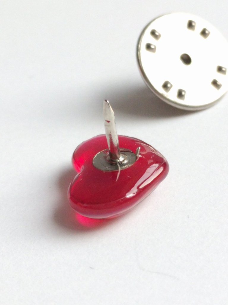 ハートのピンバッジ