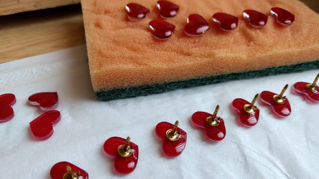 ハートのピンバッジ