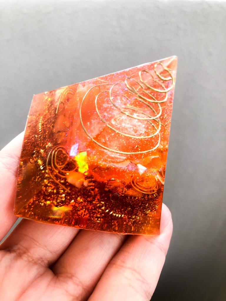 ピラミッド型オルゴナイト☆第2チャクラ