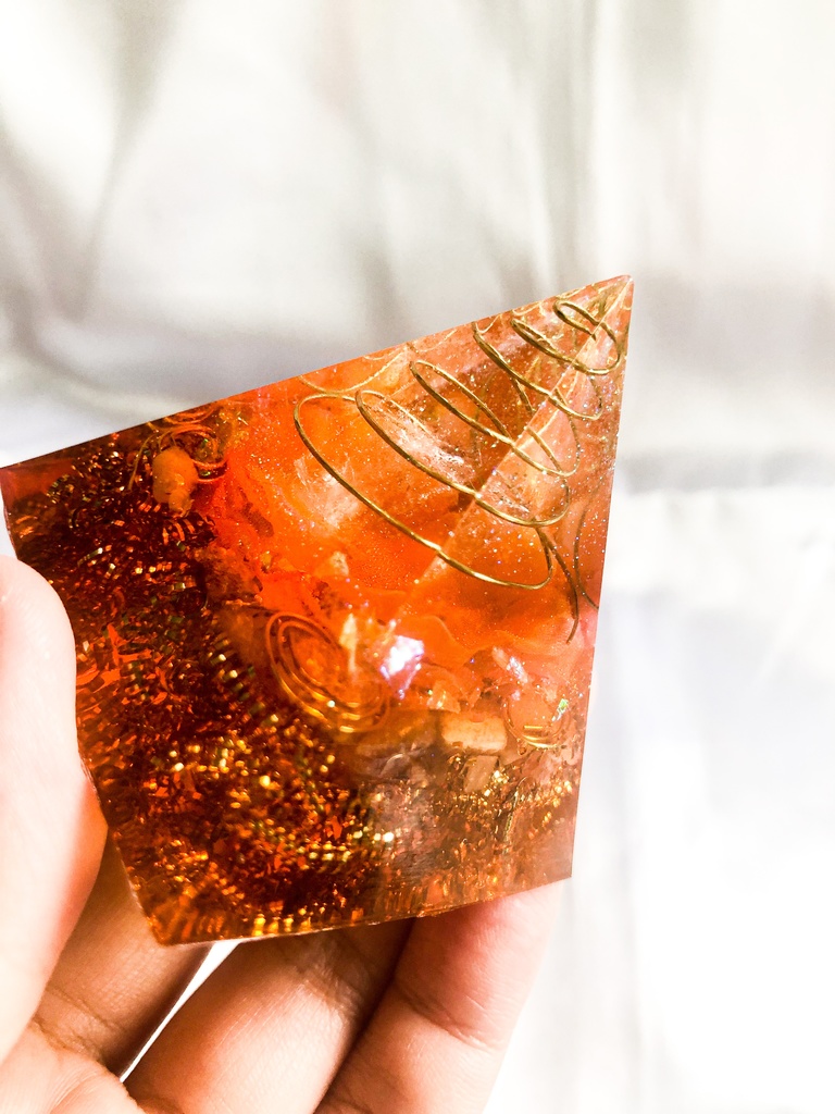 ピラミッド型オルゴナイト☆第2チャクラ