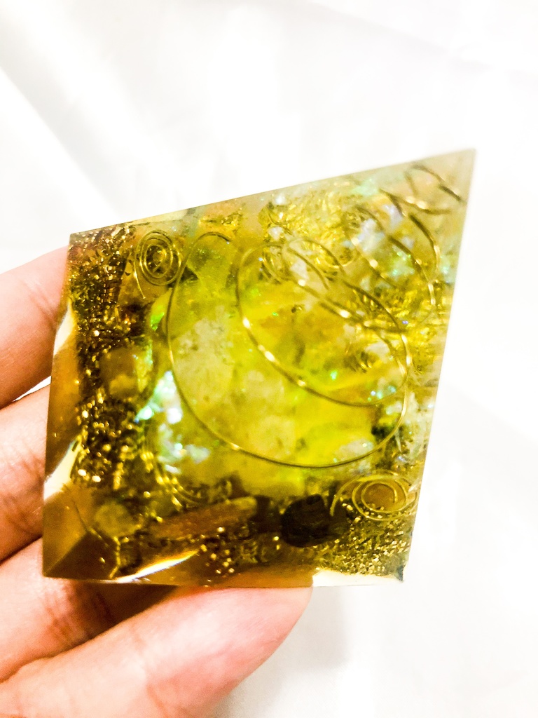 ピラミッド型オルゴナイト☆第3チャクラ