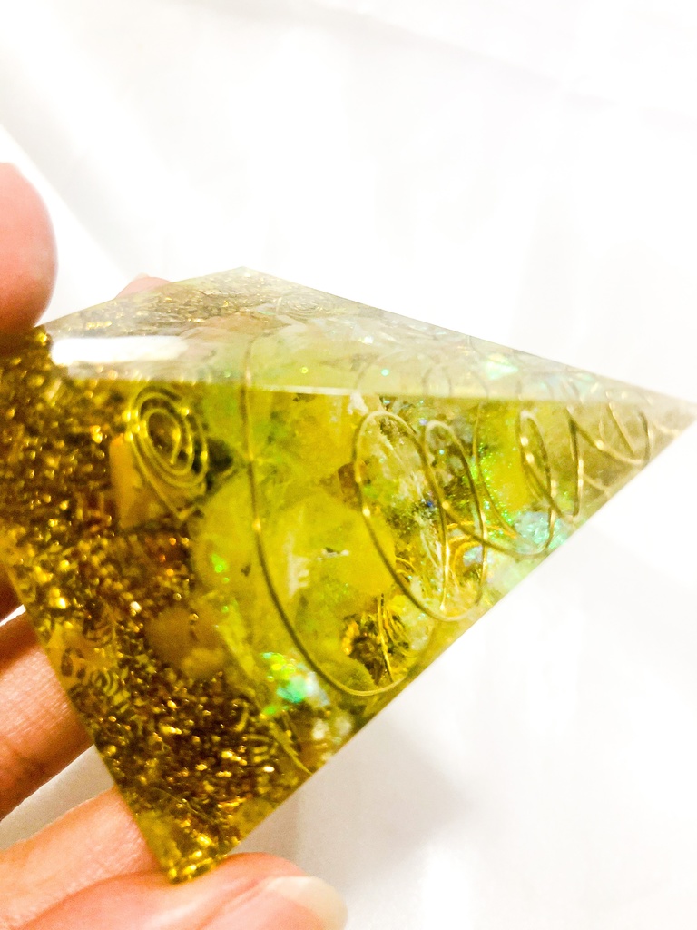 ピラミッド型オルゴナイト☆第3チャクラ