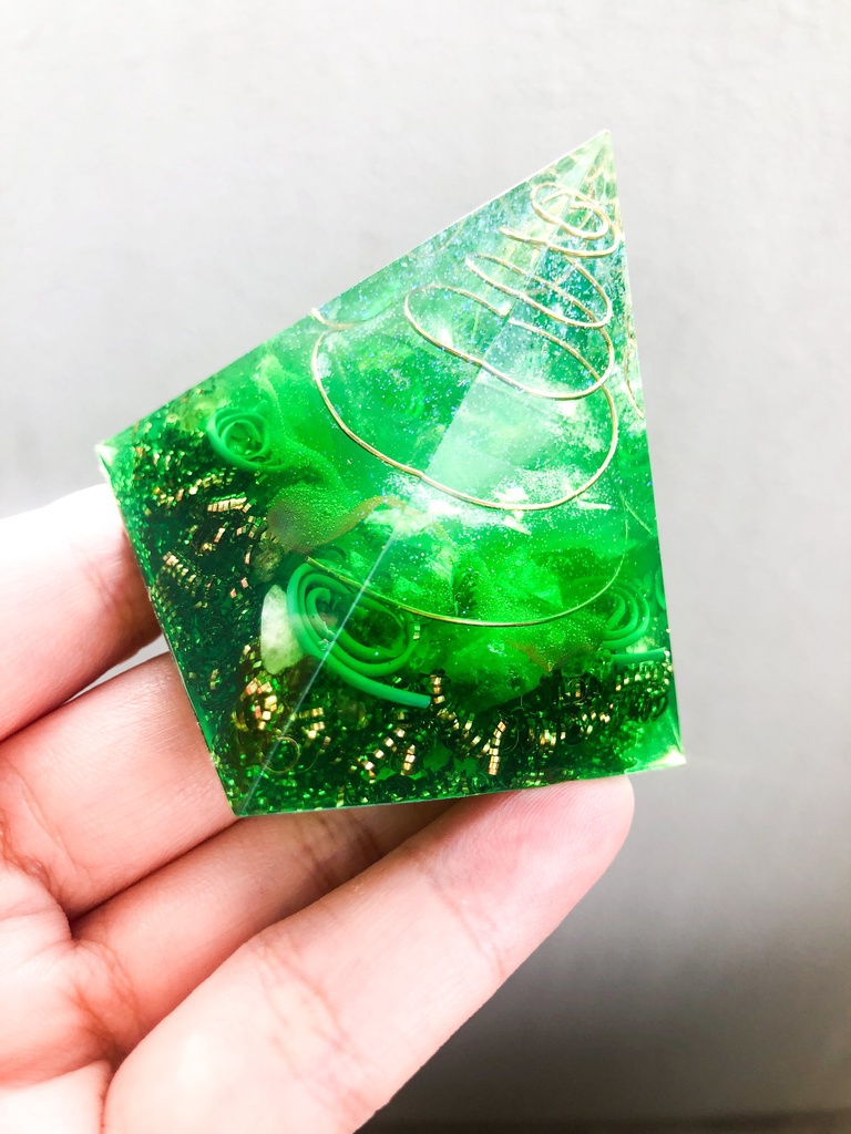 ピラミッド型オルゴナイト☆第4チャクラ