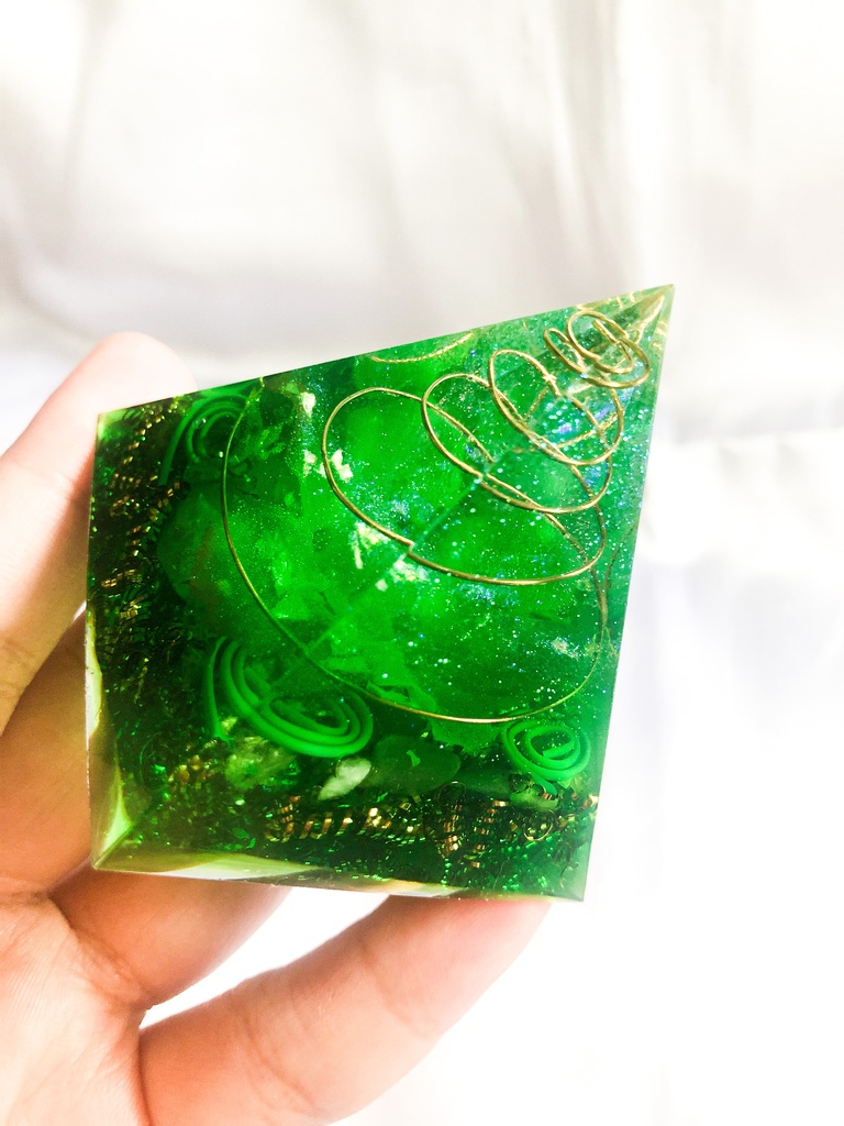 ピラミッド型オルゴナイト☆第4チャクラ