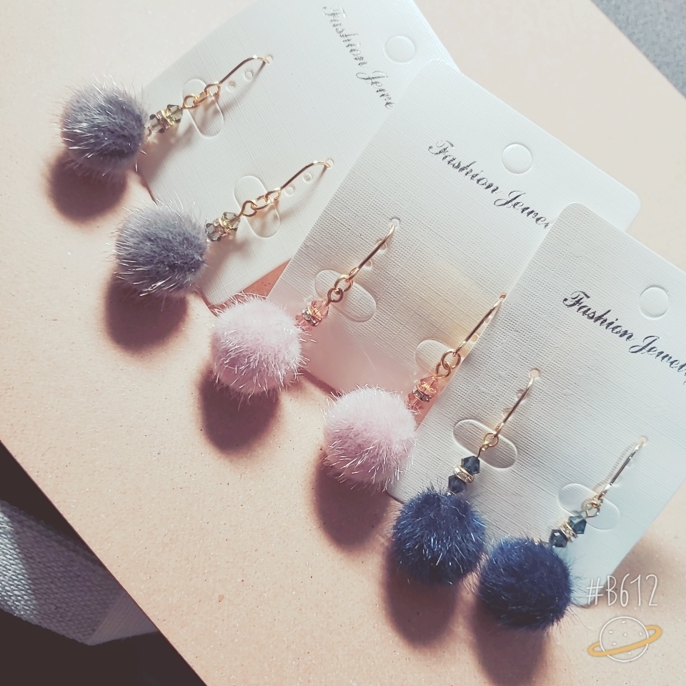 【推し色】ファーボールピアス&イヤリング