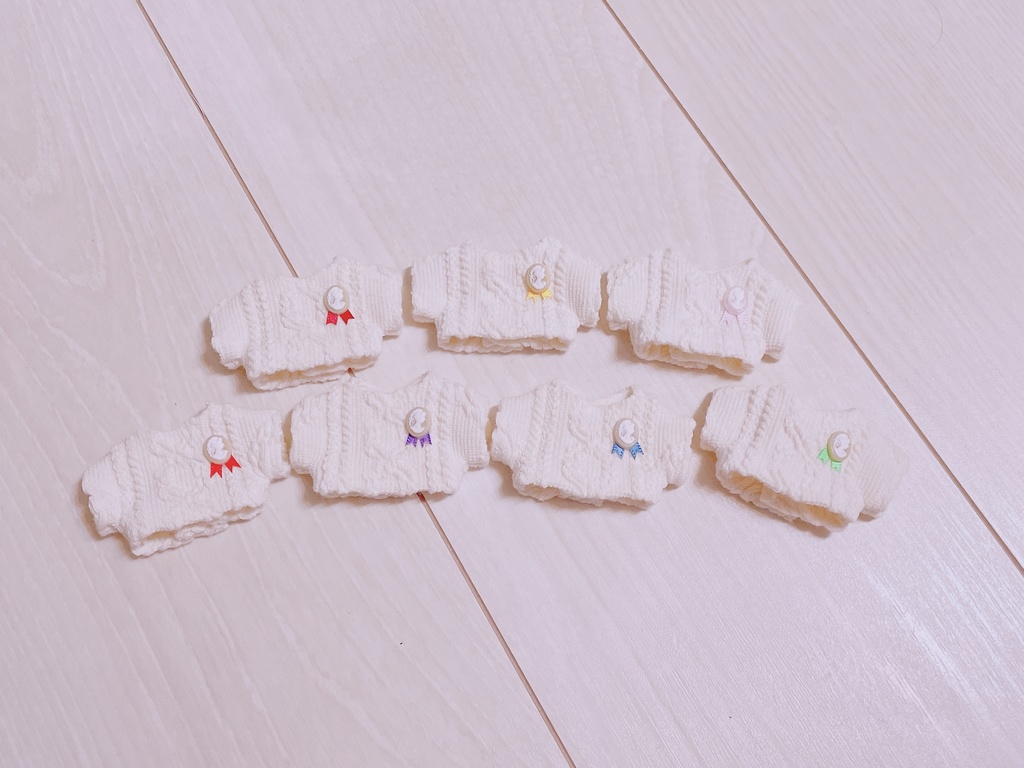 アラン風ニットトップス(カメオ付き)