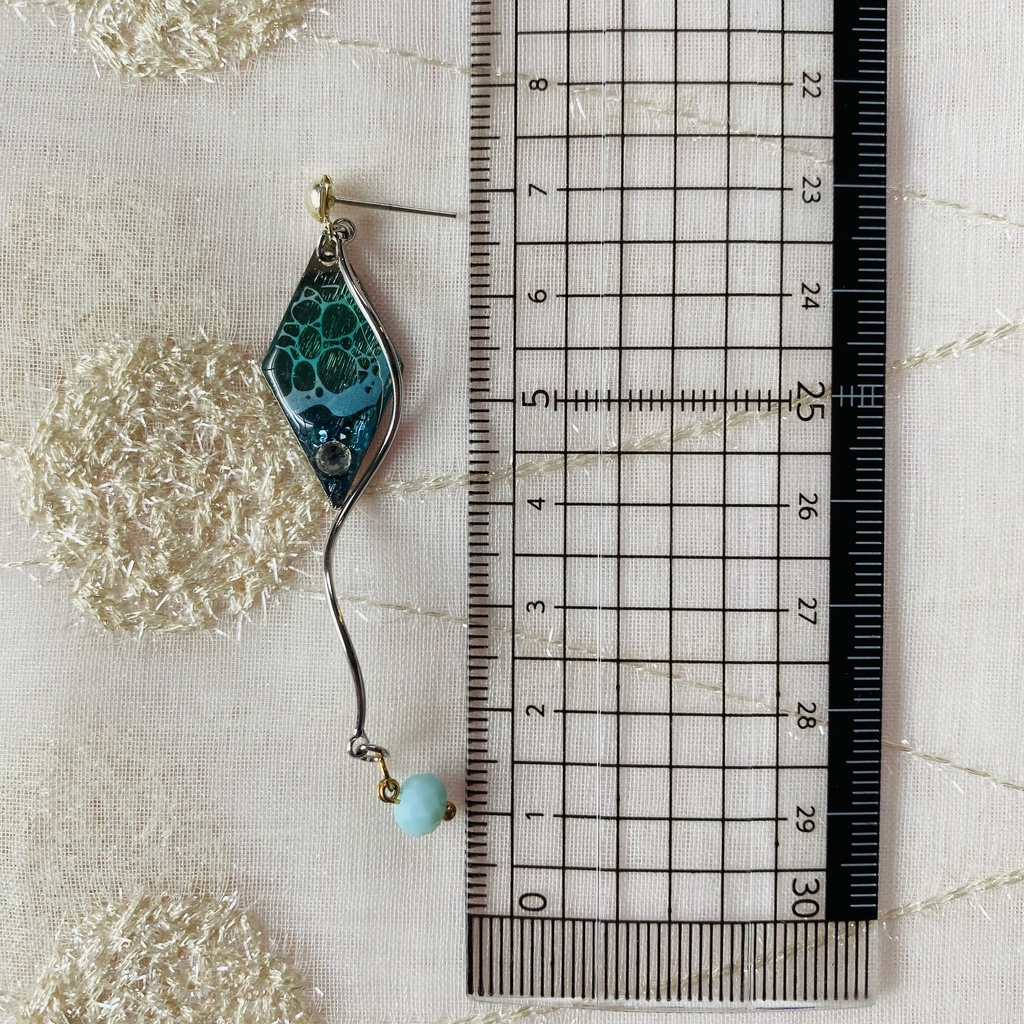 チョウザメの鱗の耳飾り