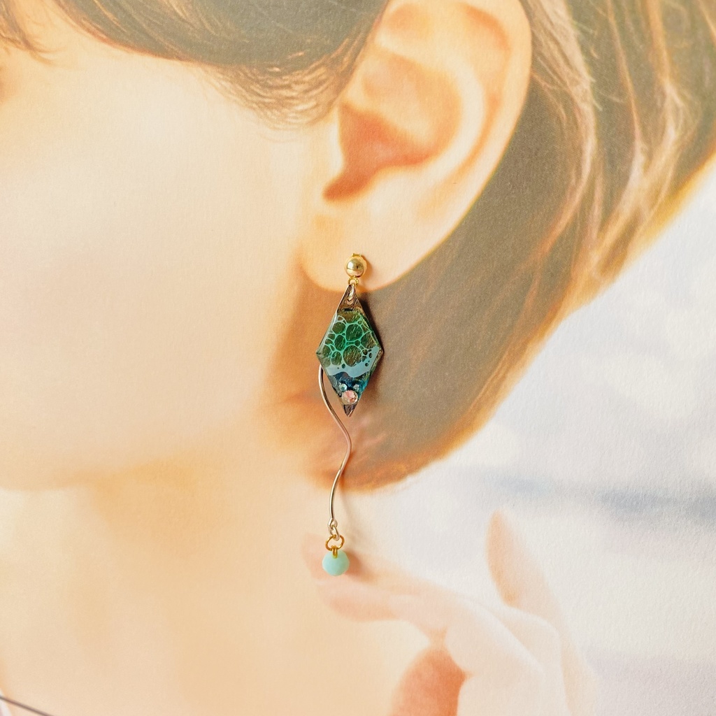 チョウザメの鱗の耳飾り