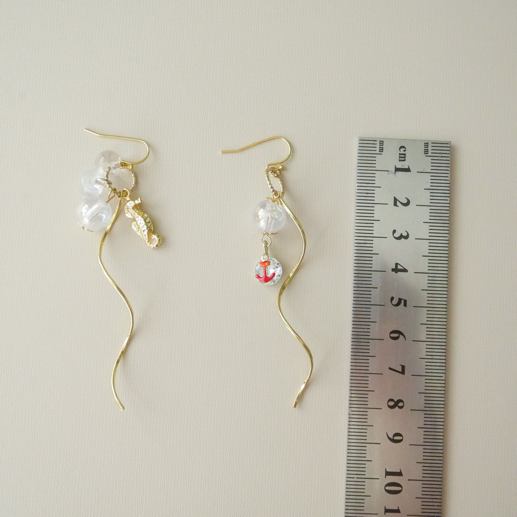 キラキラ揺れる海のピアス