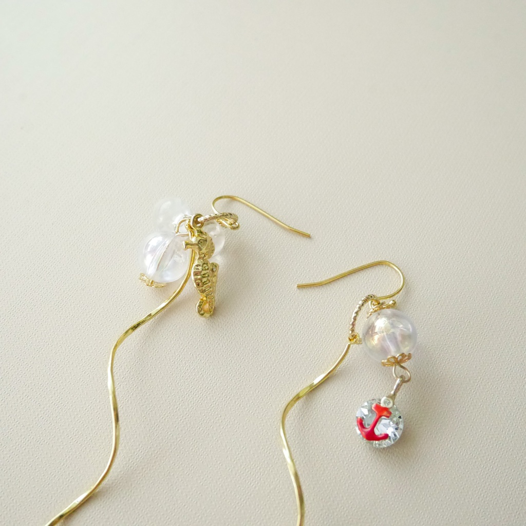 キラキラ揺れる海のピアス