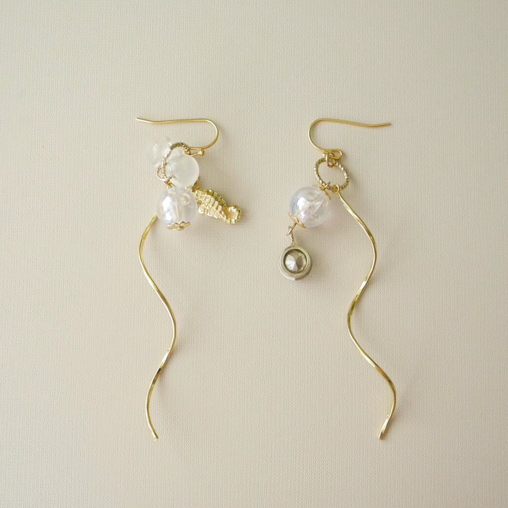 キラキラ揺れる海のピアス