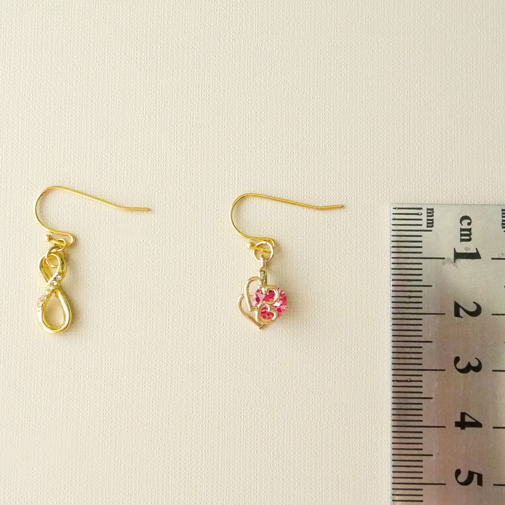 小粒なハートのアシンメトリーピアス