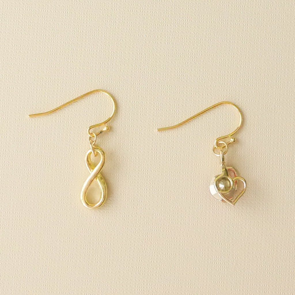 小粒なハートのアシンメトリーピアス