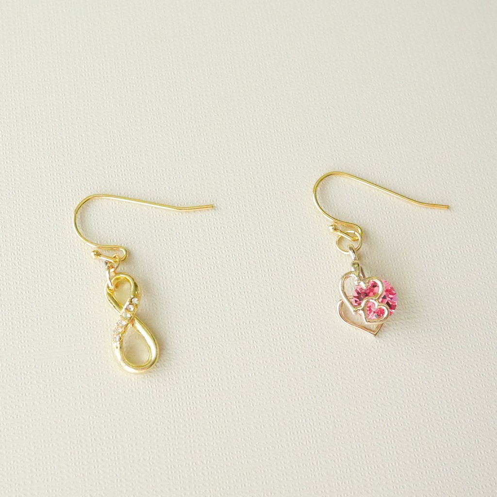 小粒なハートのアシンメトリーピアス