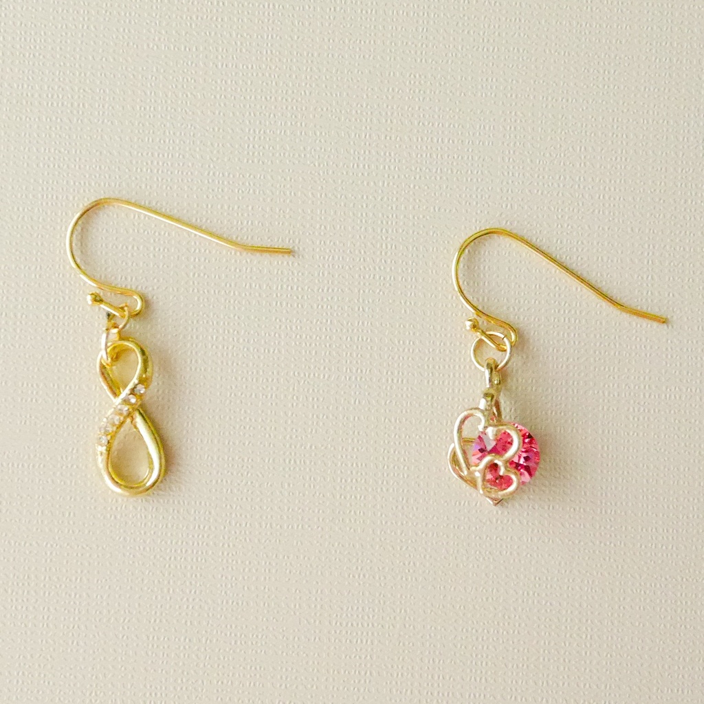 小粒なハートのアシンメトリーピアス