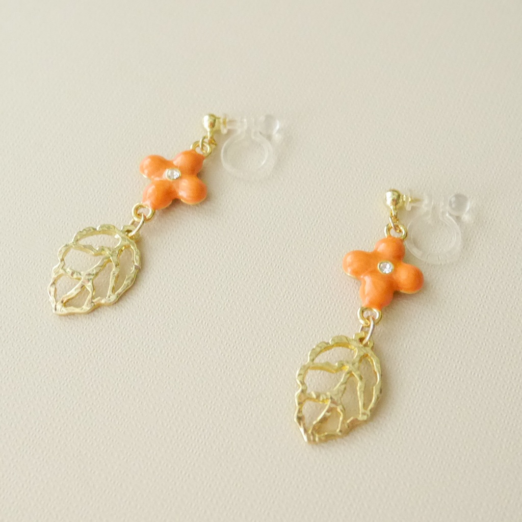 金木犀のような小花のノンホールピアス