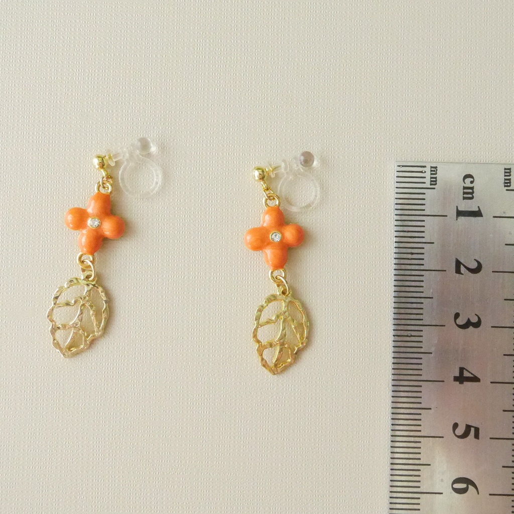 金木犀のような小花のノンホールピアス