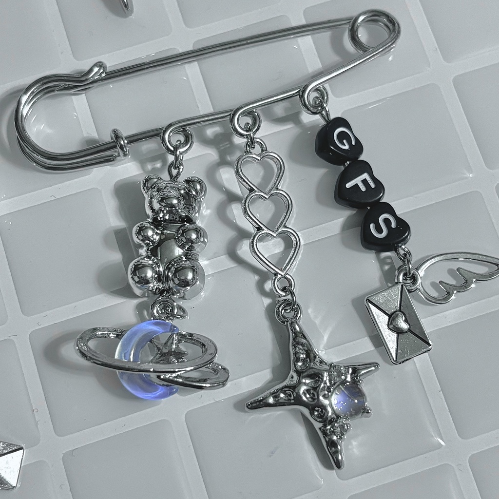 524概念ブローチ