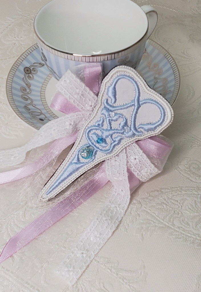 ワッペンブローチ -フルーレのハサミ-