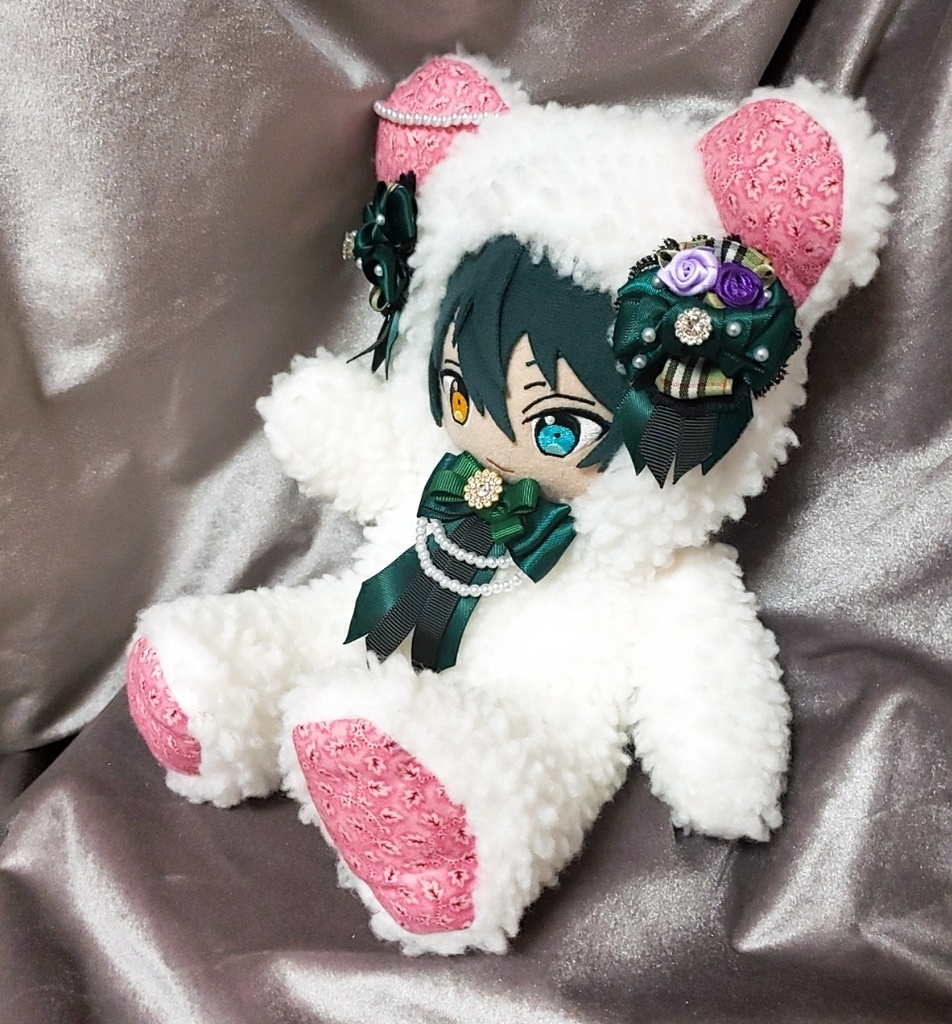 おすわりテディきぐるみ(白×赤クマ耳×緑リボン)