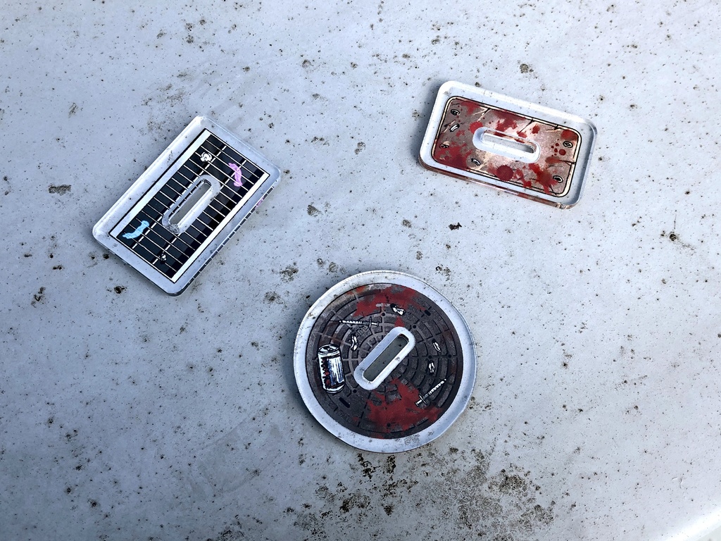 ストーカー女と暗殺者のアクリルフィギュア