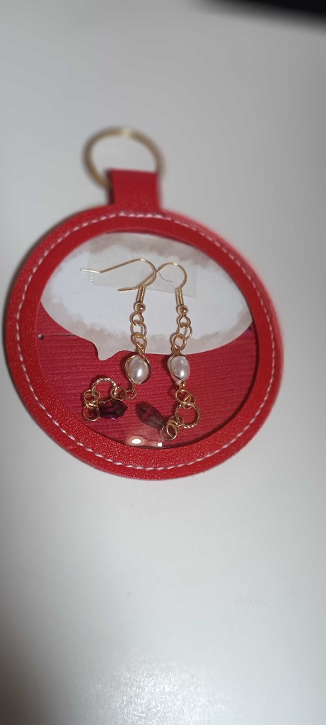 【限定１点】手作り小さな赤い石のピアス