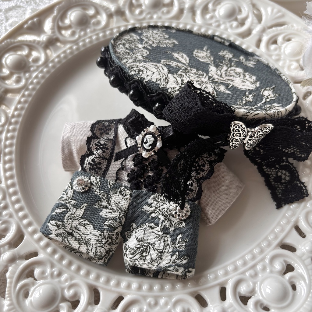 繊細レースのお洋服セット🦋