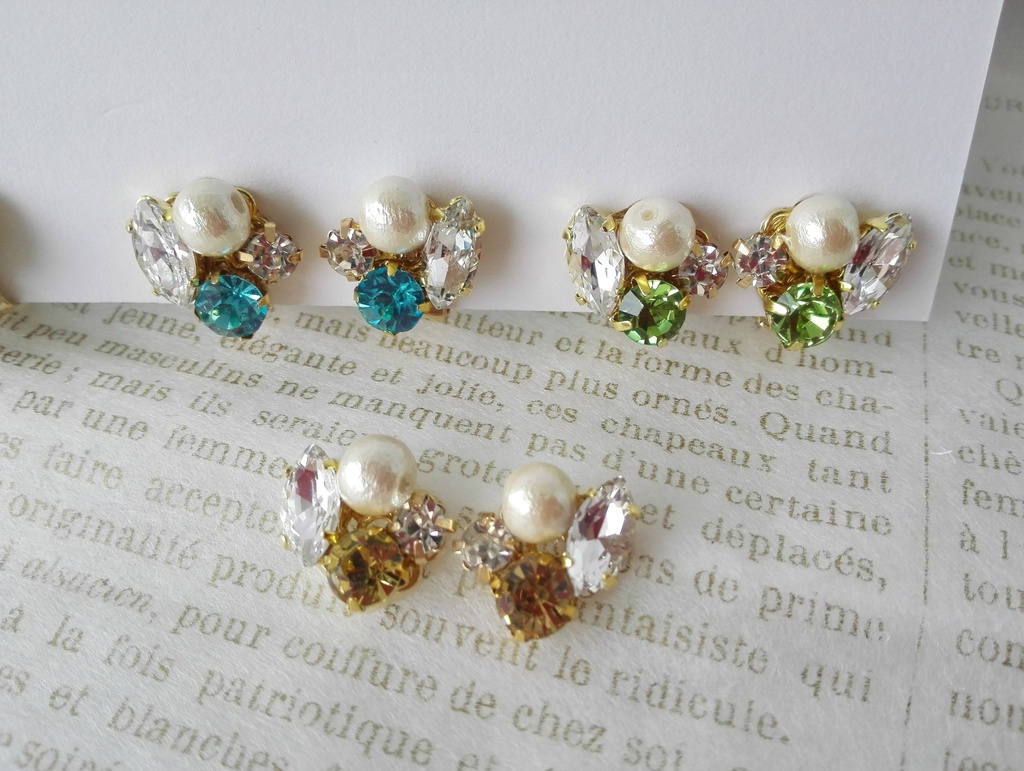 小粒のビジューイヤリング