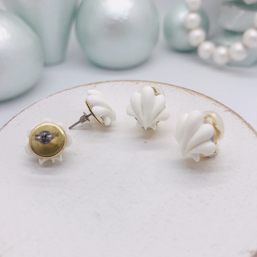 しろい貝がらの小さなイヤリング/ピアス