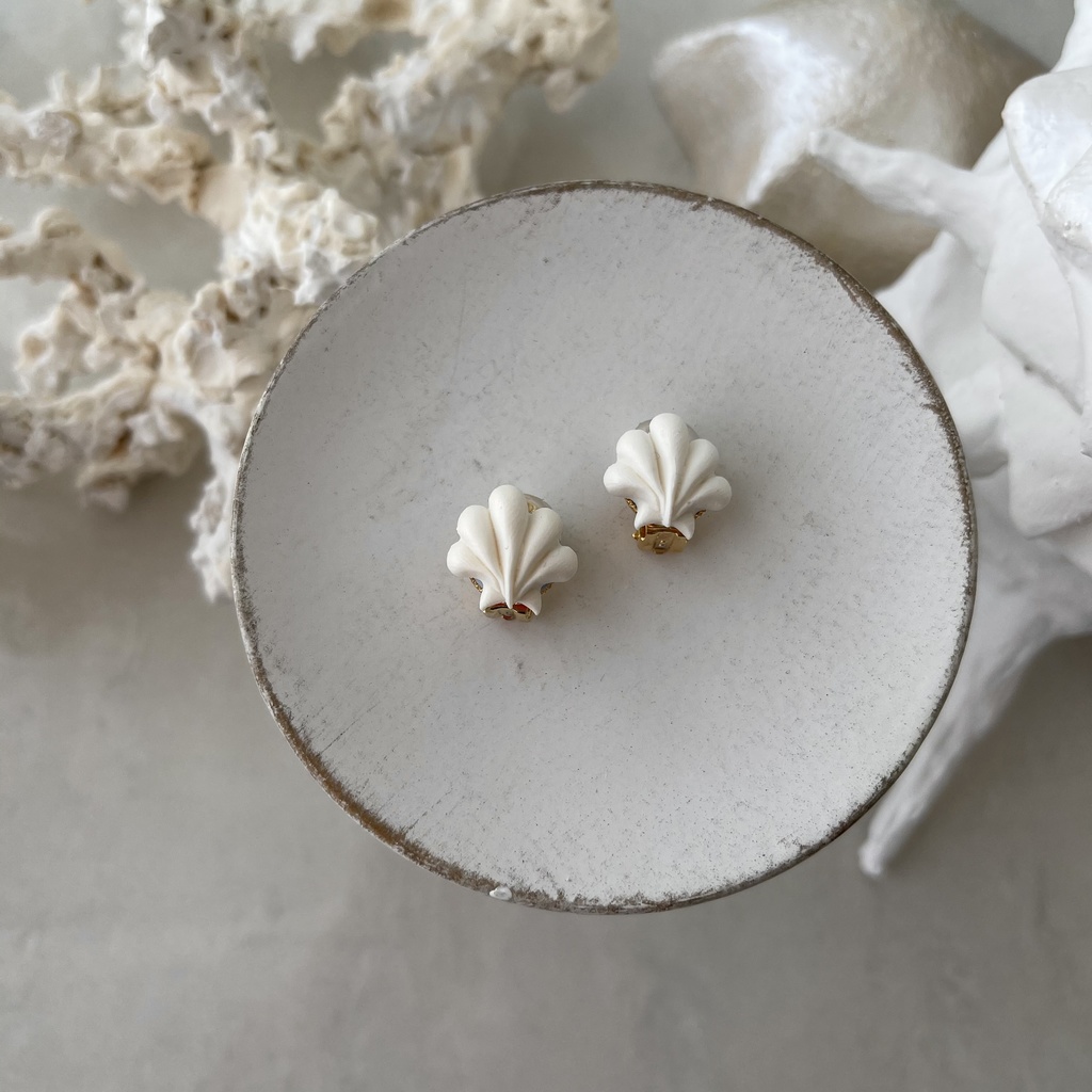 しろい貝がらの小さなイヤリング/ピアス