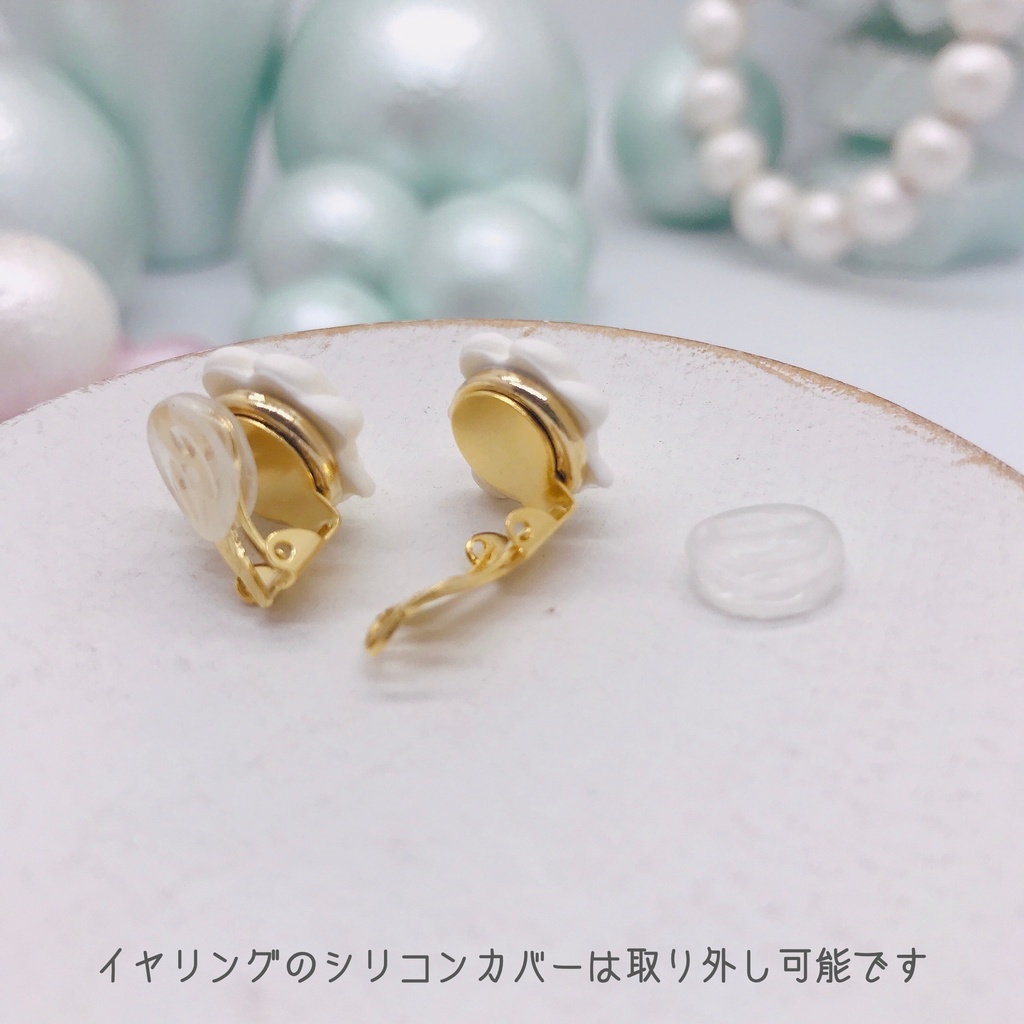 しろい貝がらの小さなイヤリング/ピアス
