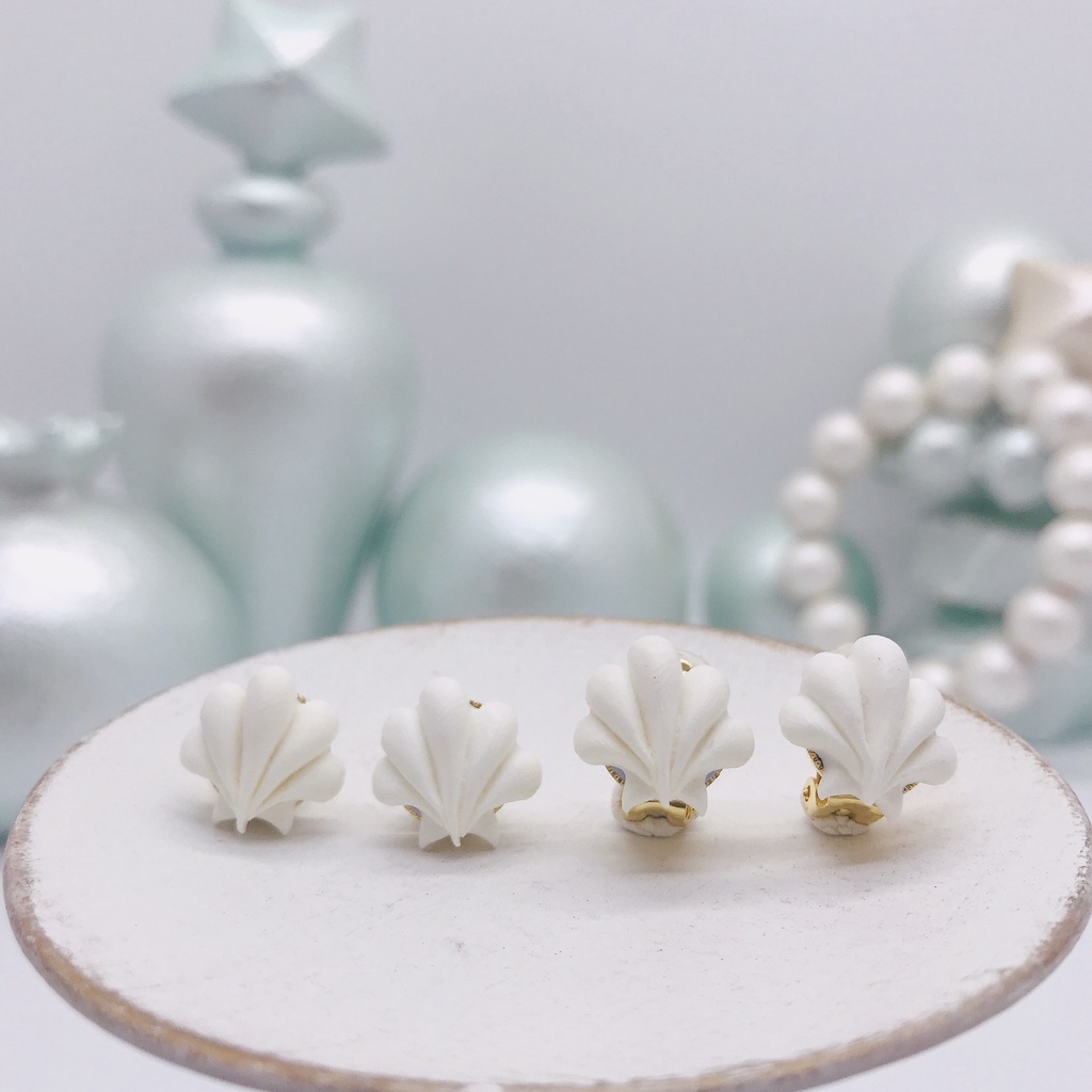 しろい貝がらの小さなイヤリング/ピアス