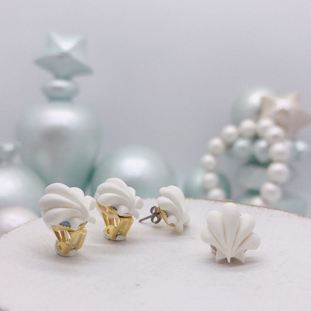 しろい貝がらの小さなイヤリング/ピアス