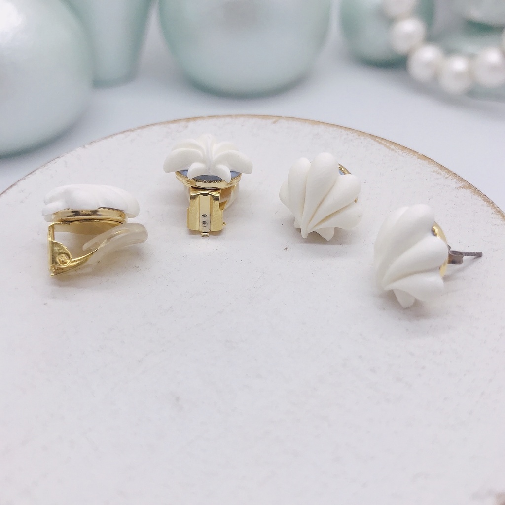 しろい貝がらの小さなイヤリング/ピアス
