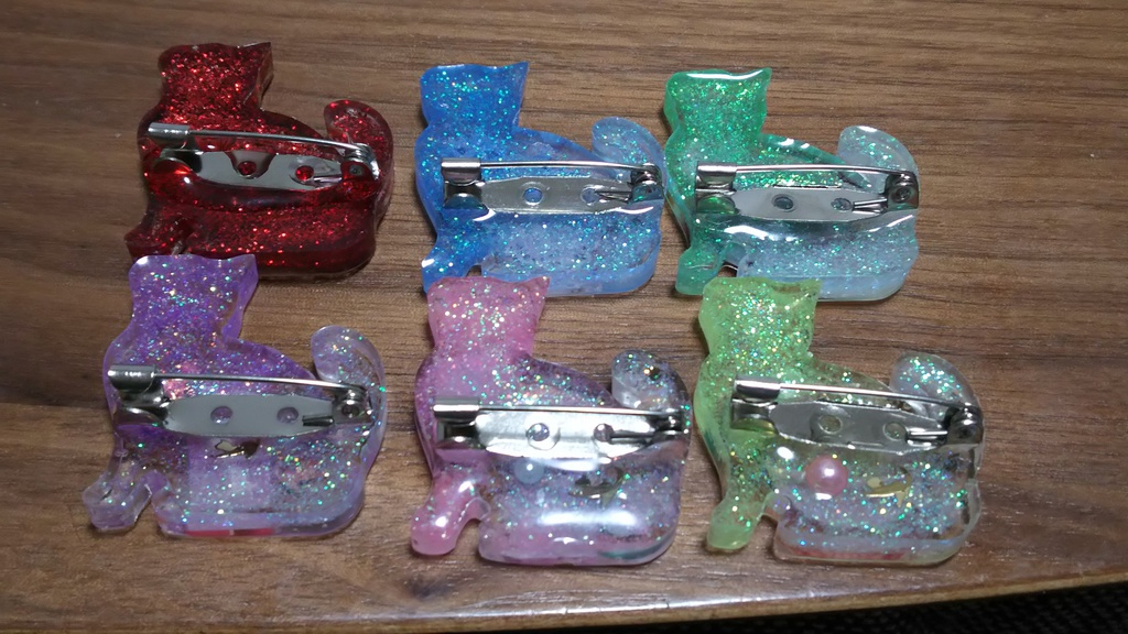 おそ松イニシャル猫ブローチ